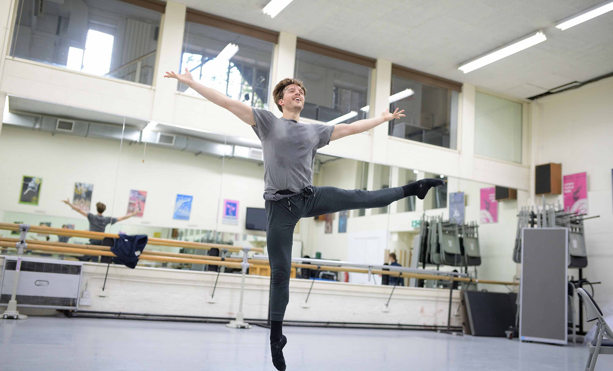 Joseph-Caley-in-rehearsals-for-Manon-(c)-Laurent-Liotardo-(2)_WEB