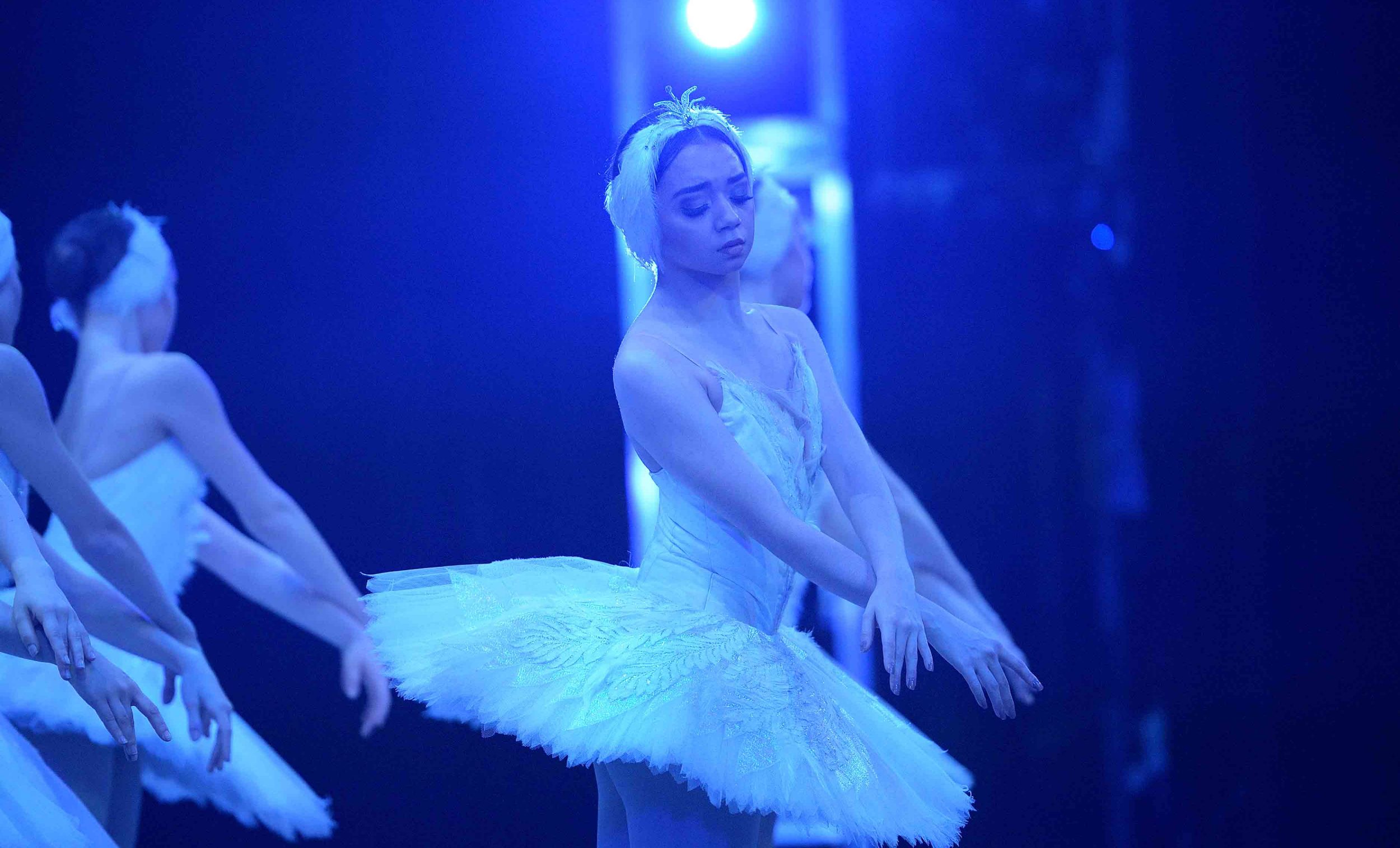 Carolyne-Galvao-in-Swan-Lake-(c)-Laurent-Liotardo_WEB