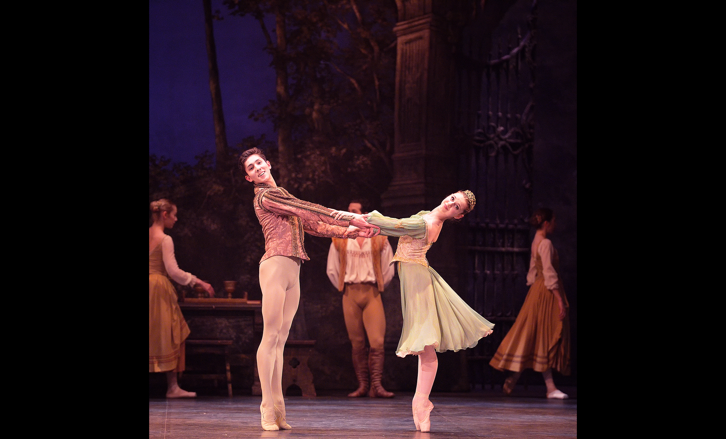 Erik Woolhouse and Julia Conway in Swan Lake (c) Laurent Liotardo_WEB