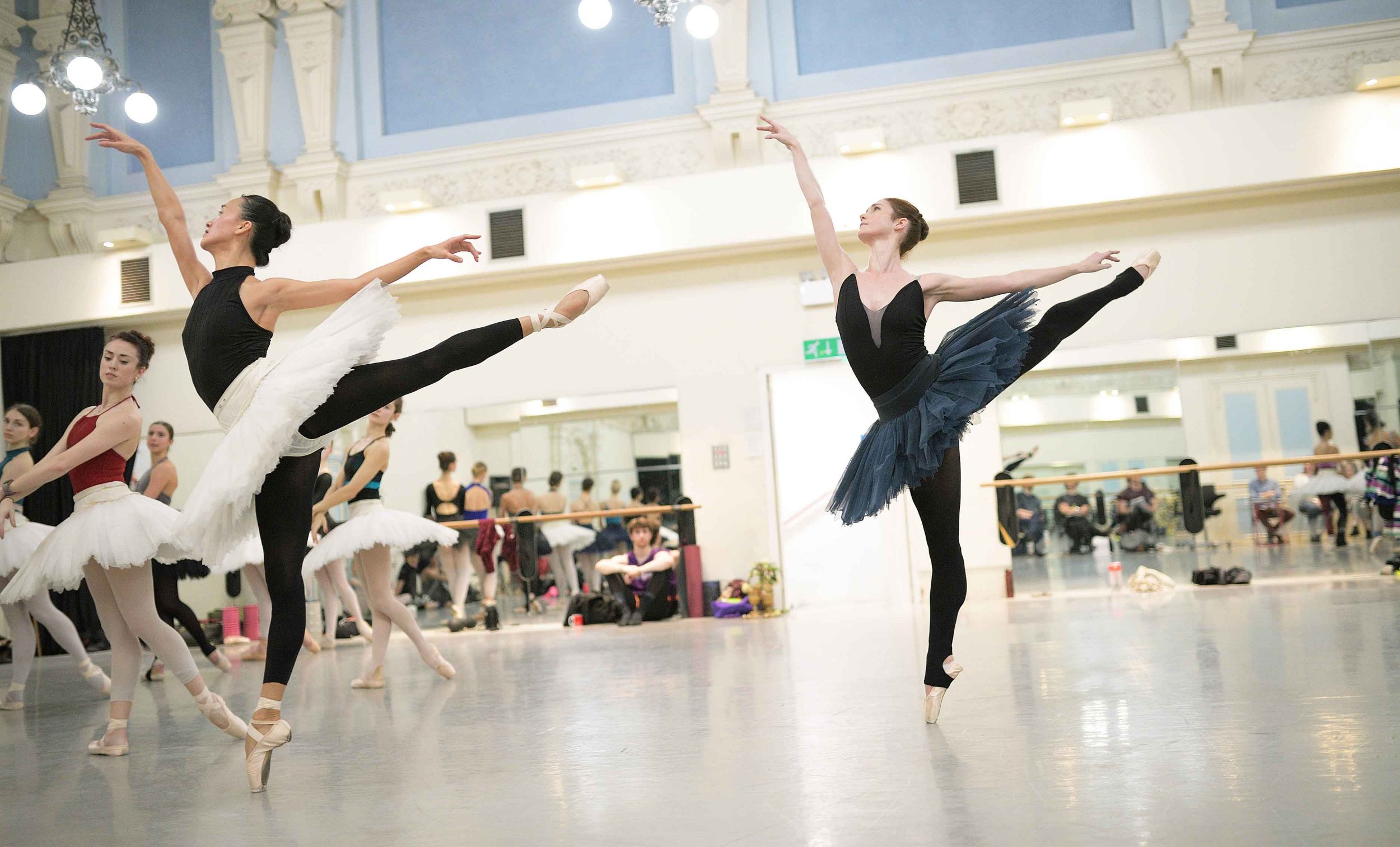 Jia-Zhang-and-Alison-McWhinney-in-rehearsals-for-Swan-Lake-(c)-Laurent-Liotardo-(2)_web