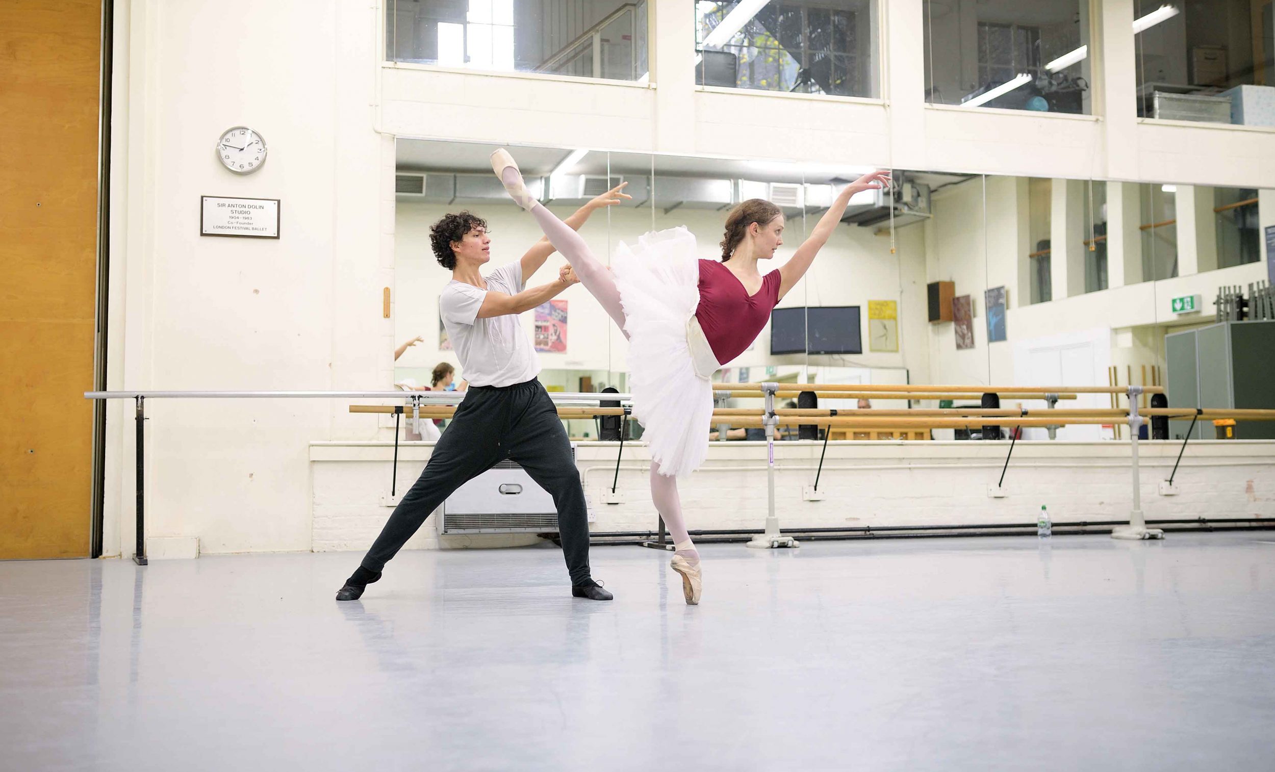 Jurgita-Dronina-and-Isaac-Hernandez-in-rehearsals-for-Swan-Lake-(c)-Laurent-Liotardo_web