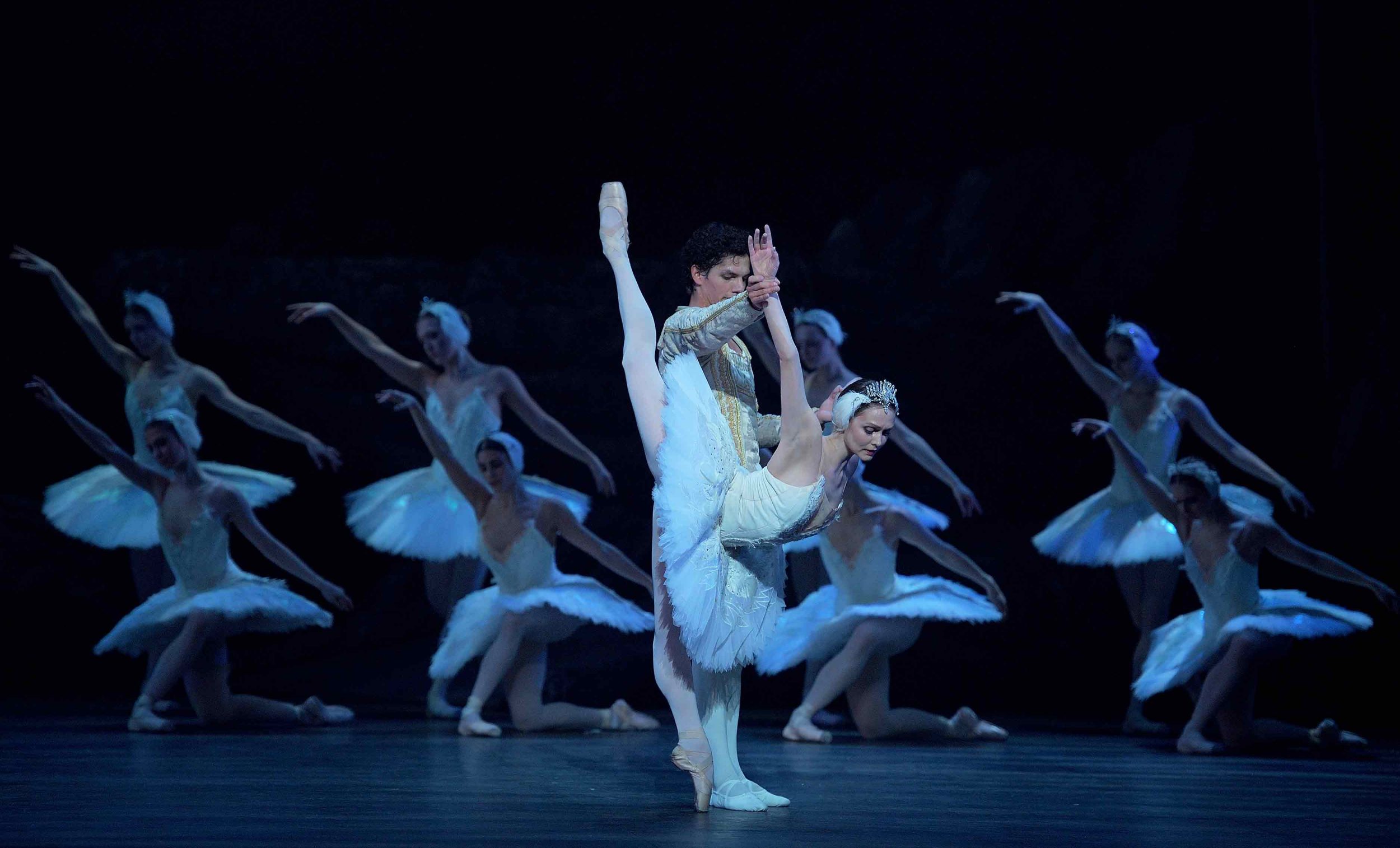 Jurgita-Dronina-and-Isaac-Hernández-in-Swan-Lake-©-Laurent-Liotardo-(2)_WEB