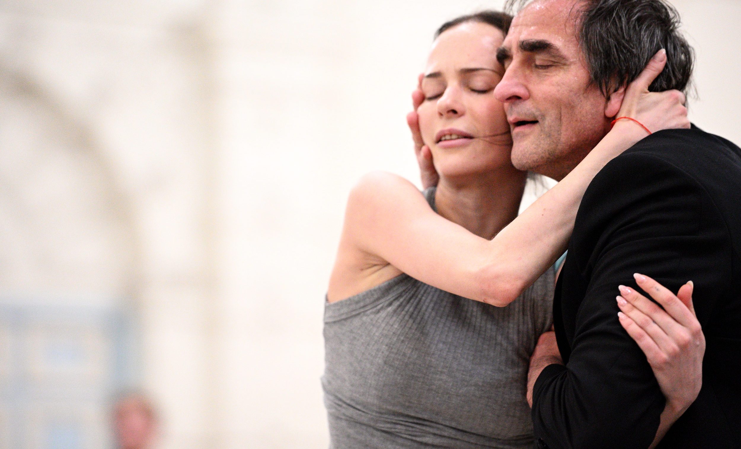 Katja Khaniukova and Irek Mukhamedov rehearsing Annabelle Lopez Ochoa's Broken Wings © Laurent Liotardo