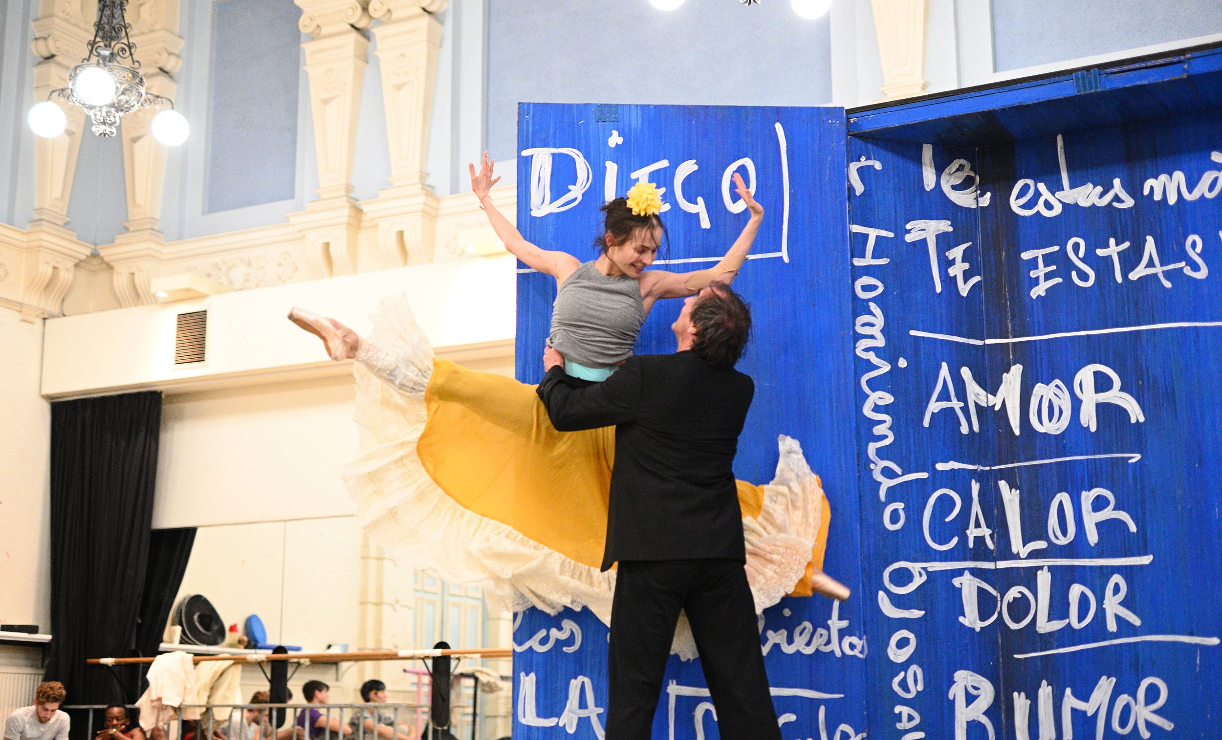 Katja Khaniukova and Irek Mukhamedov rehearsing Annabelle Lopez Ochoa's Broken Wings © Laurent Liotardo