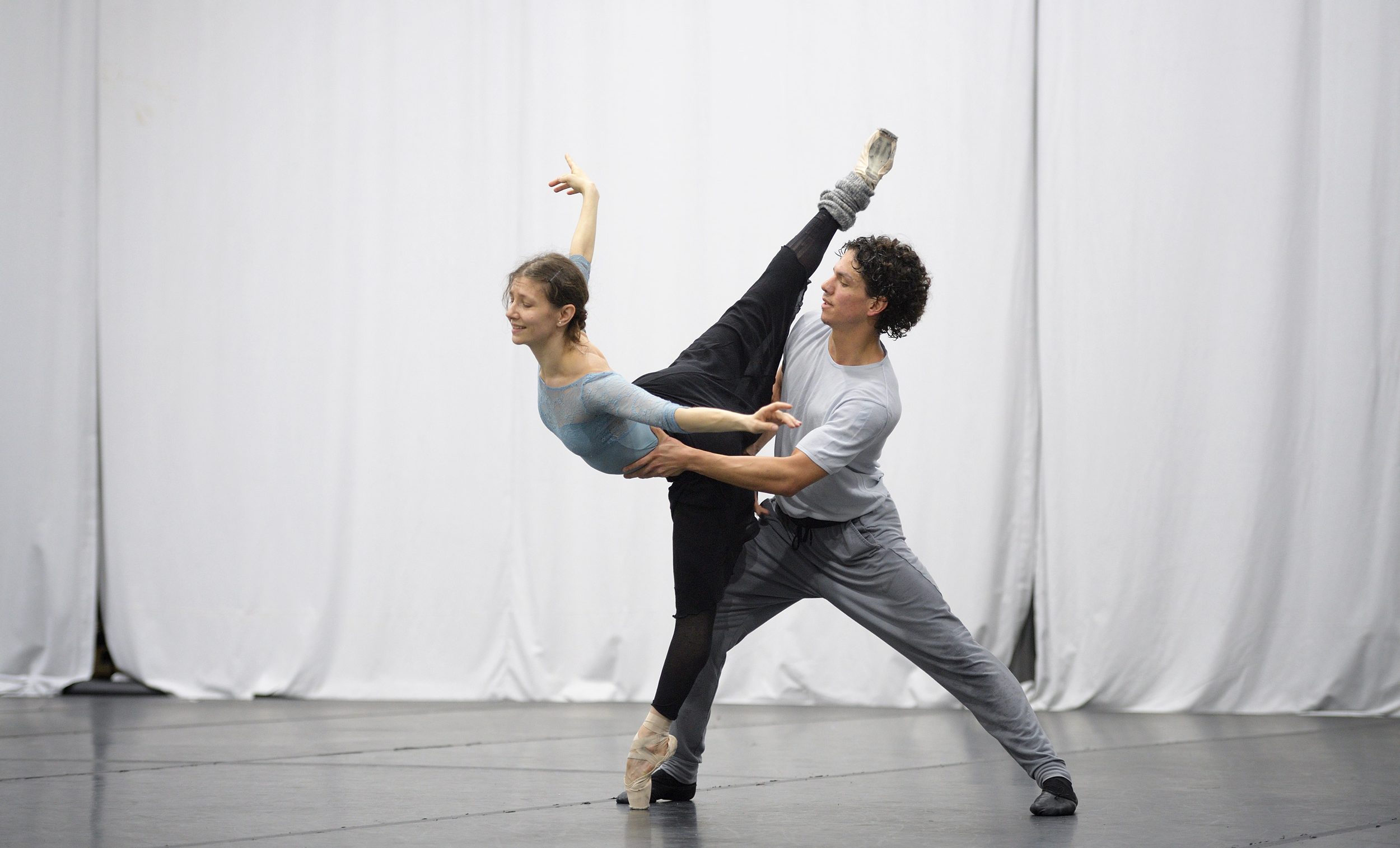 Alina Cojocaru and Isaac Hernandez rehearsing Christopher Wheeldon's Cinderella © Laurent Liotardo