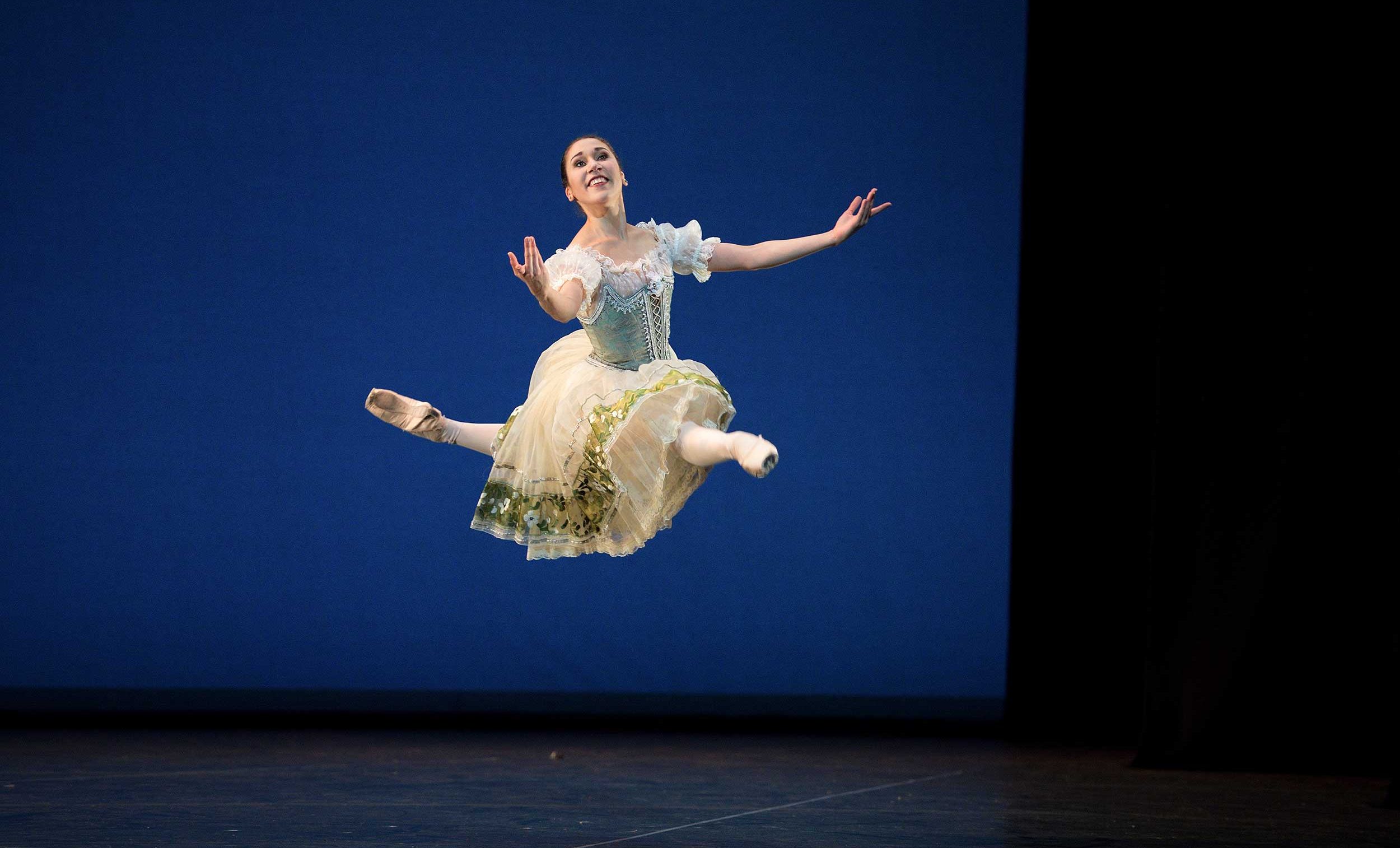 WEB-Emilia-Cadorin-performing-Coppélia-(c)-Laurent-Liotardo