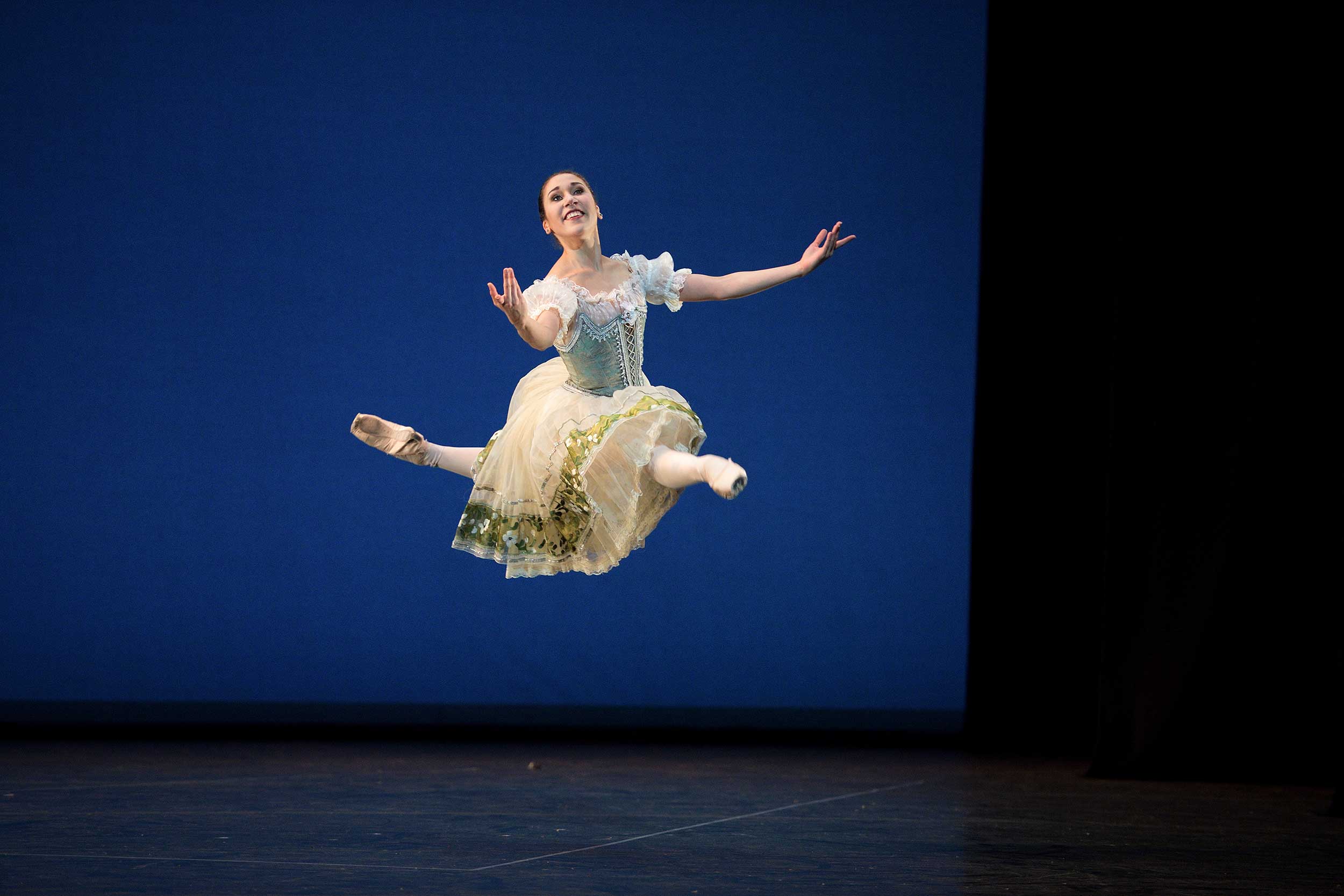 WEB-Emilia-Cadorin-performing-Coppélia-(c)-Laurent-Liotardo