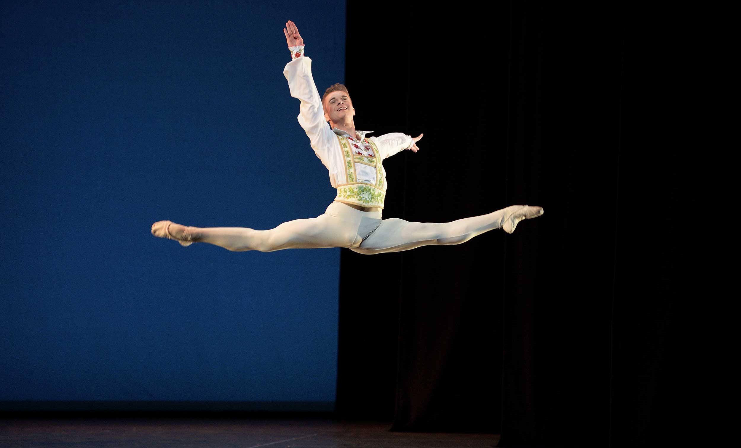 WEB-Rhys-Antoni-Yeomans-performing-Coppélia-(c)-Laurent-Liotardo