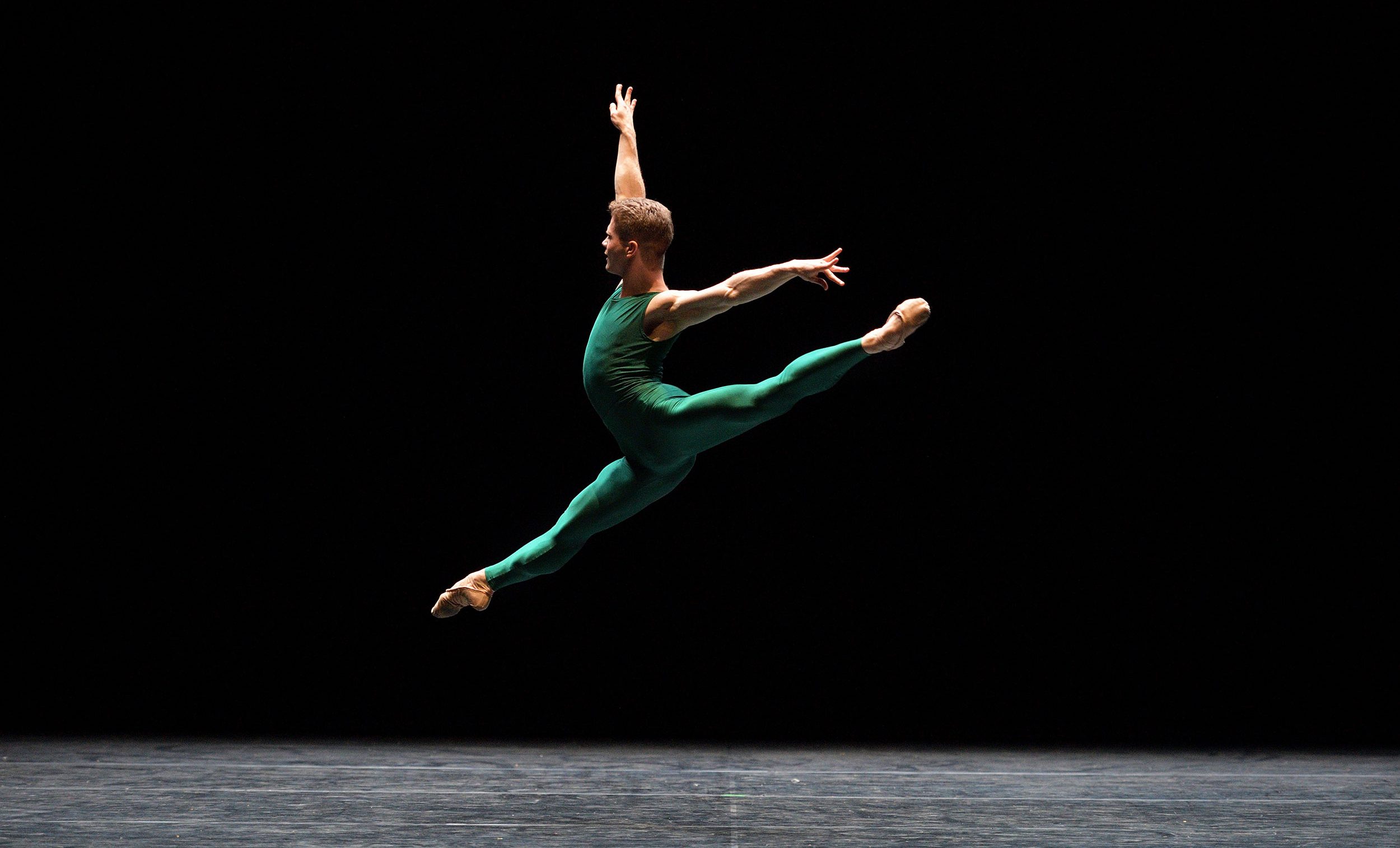 WEB-Rhys-Antoni-Yeomans-performing-In-The-Middle,-Somewhat-Elevated-(c)-Laurent-Liotardo