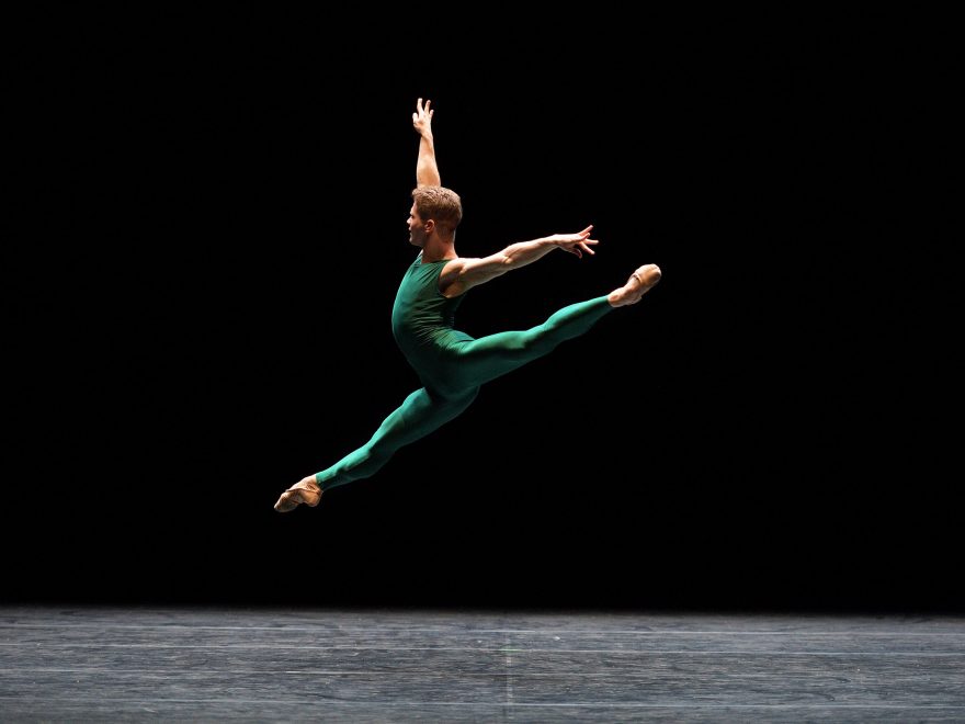 WEB-Rhys-Antoni-Yeomans-performing-In-The-Middle,-Somewhat-Elevated-(c)-Laurent-Liotardo