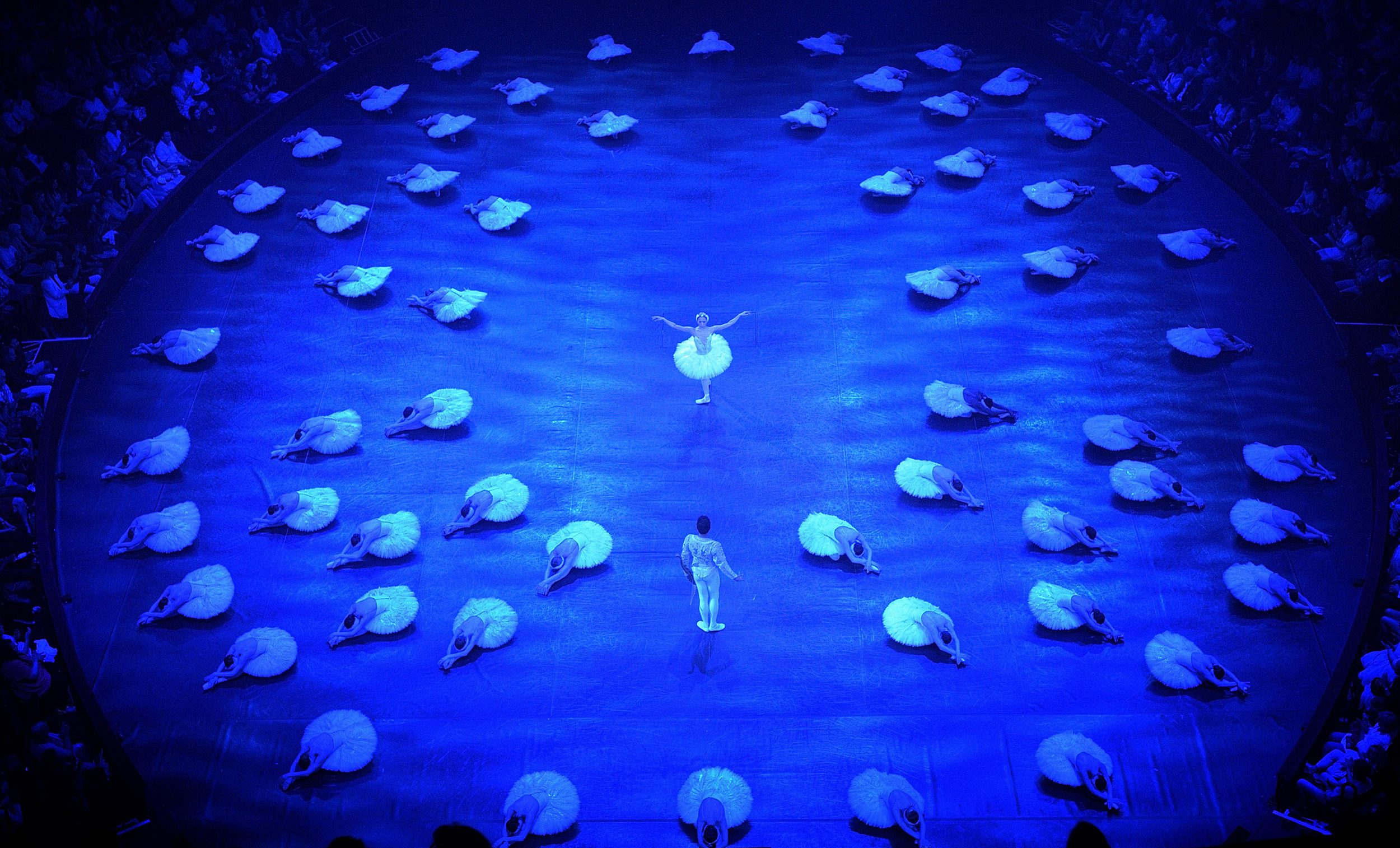 Swan Lake in-the-round © Laurent Liotardo