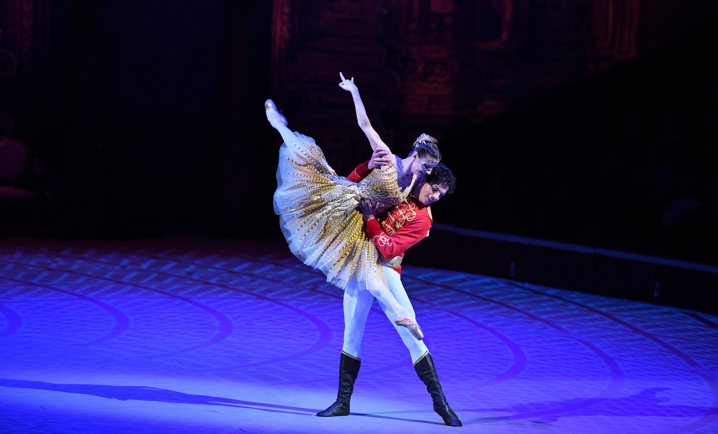 WEB-Alina-Cojocaru-and-Isaac-Hernandez-in-Cinderella-in-the-round-(c)-Laurent-Liotardo---6