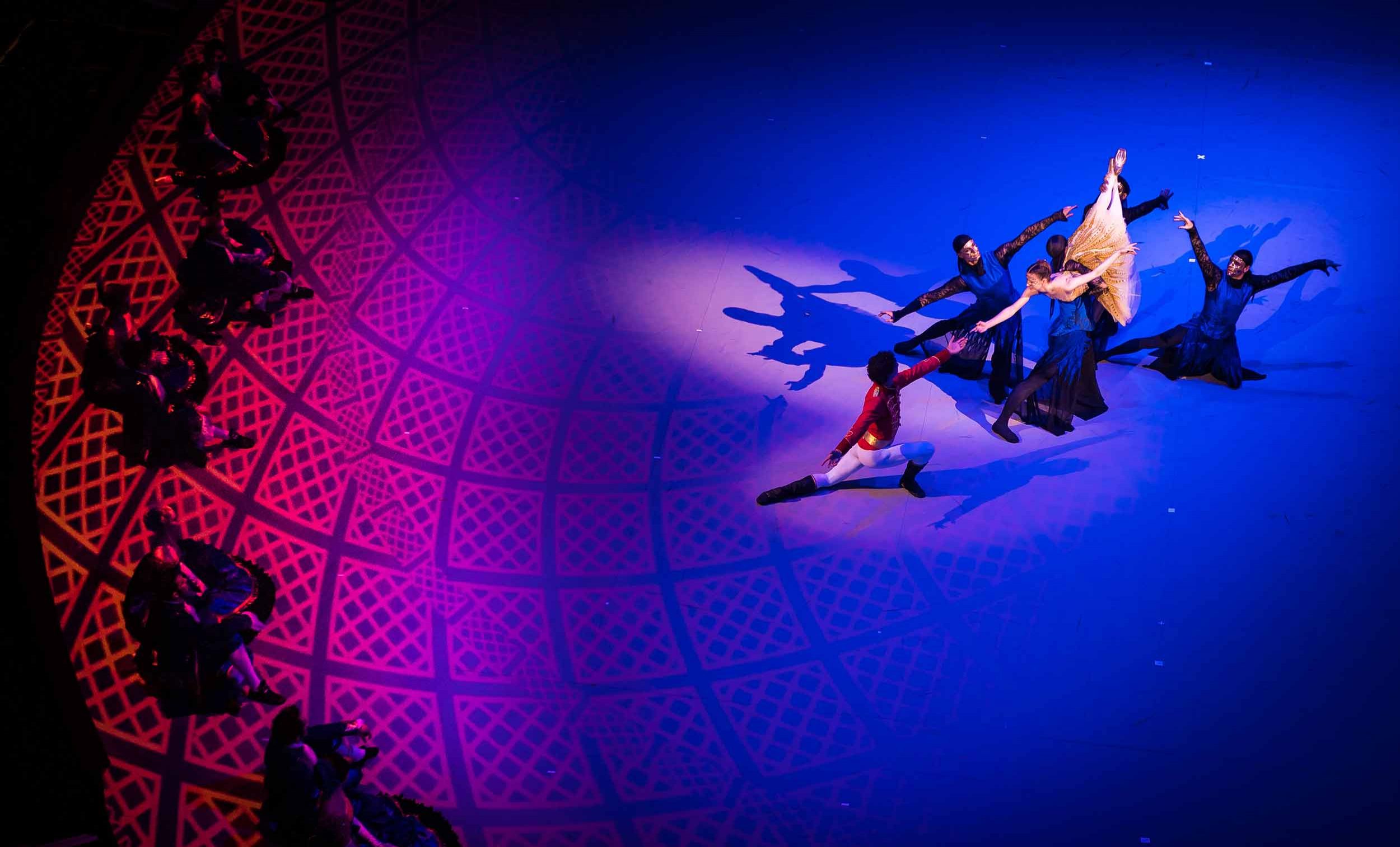 Alina Cojocaru, Isaac Hernandez and English National Ballet in Cinderella in-the-round © Ian Gavan.