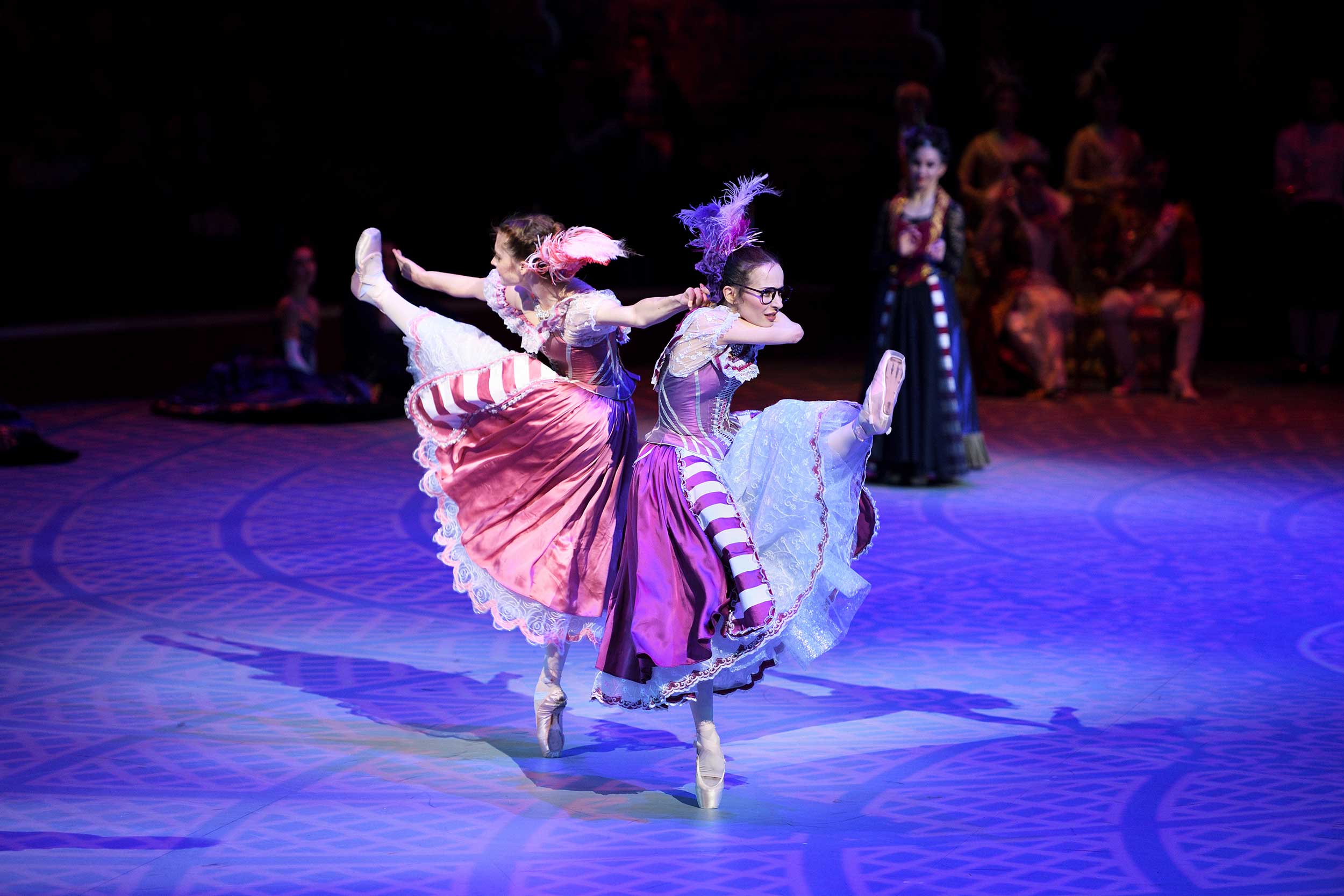 Cinderella in-the-round: Stepsisters (extract) | English National Ballet