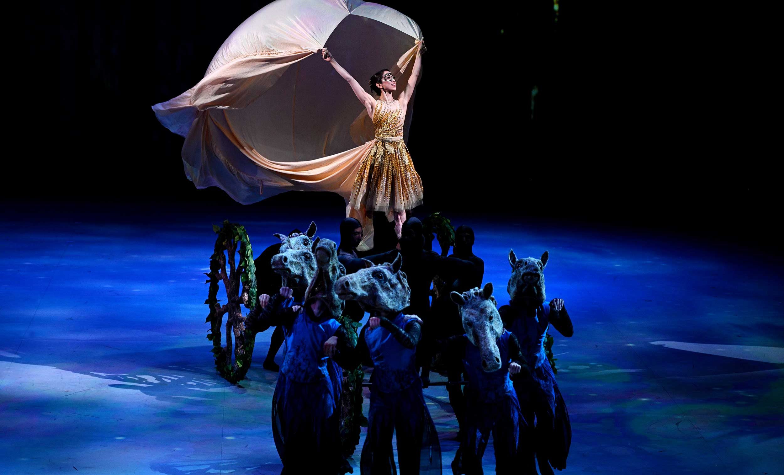 WEB-Erina-Takahashi-in-Cinderella-in-the-round-(c)-Laurent-Liotardo-(2)