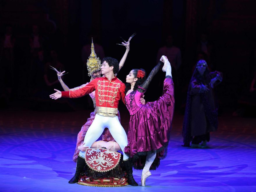 Cinderella-in-the-round-(c)-Laurent-Liotardo
