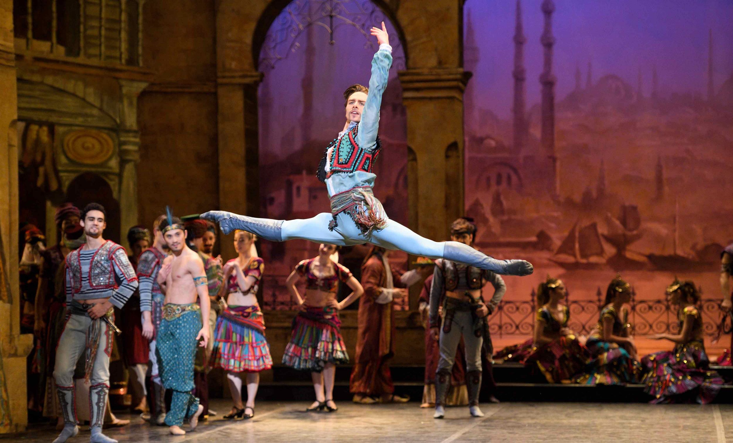 Francesco Gabriele Frola as Conrad in Le Corsaire © Laurent Liotardo.