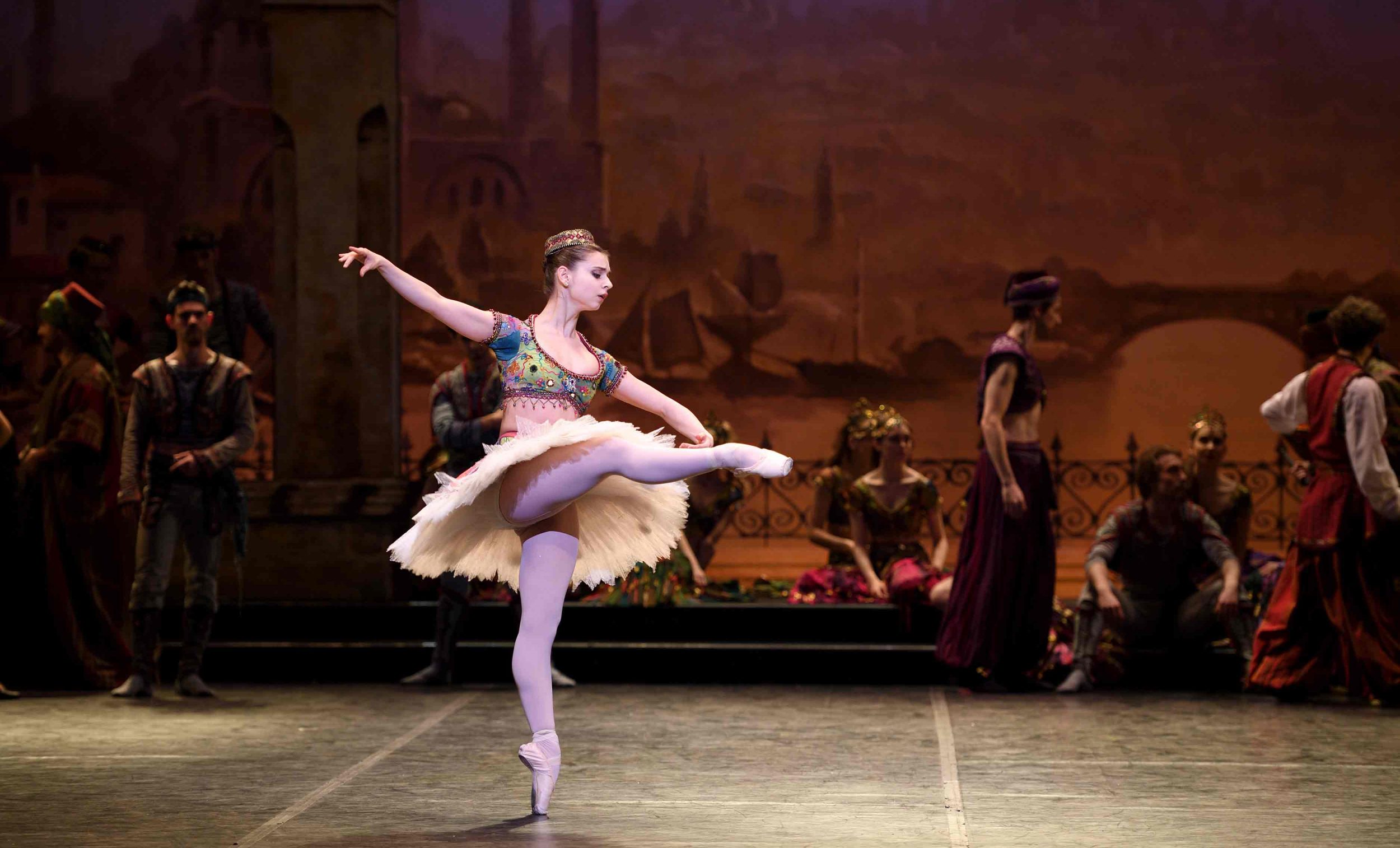 Julia Conway as an Odalisque in Le Corsaire © Laurent Liotardo.