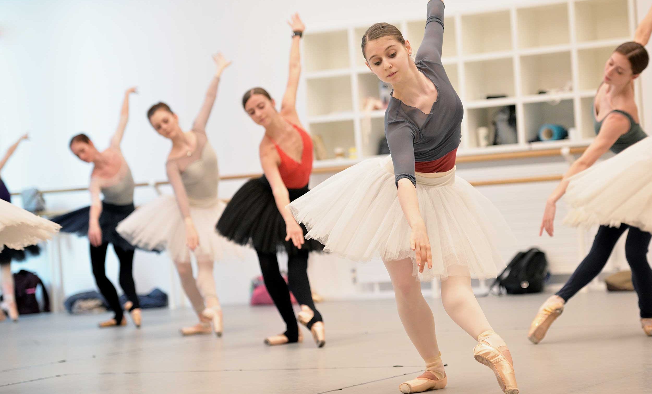 English-National-Ballet,-Julia-Conway-in-front,-rehearse-Etudes-ahead-of-their-70th-Anniversary-Gala-(c)-Laurent-Liotardo