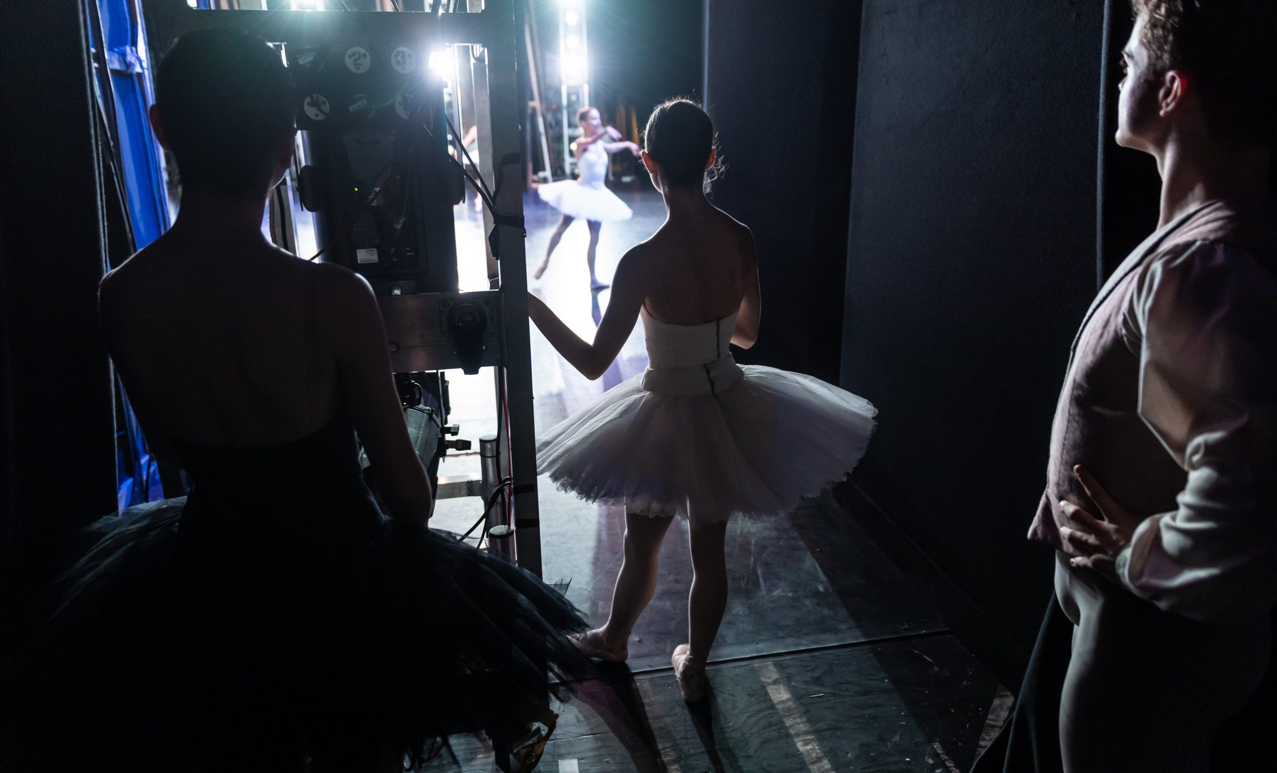 PRESS English National Ballet dancers backstage at the Company's 70th Anniversary Gala (c) Ian Gavan