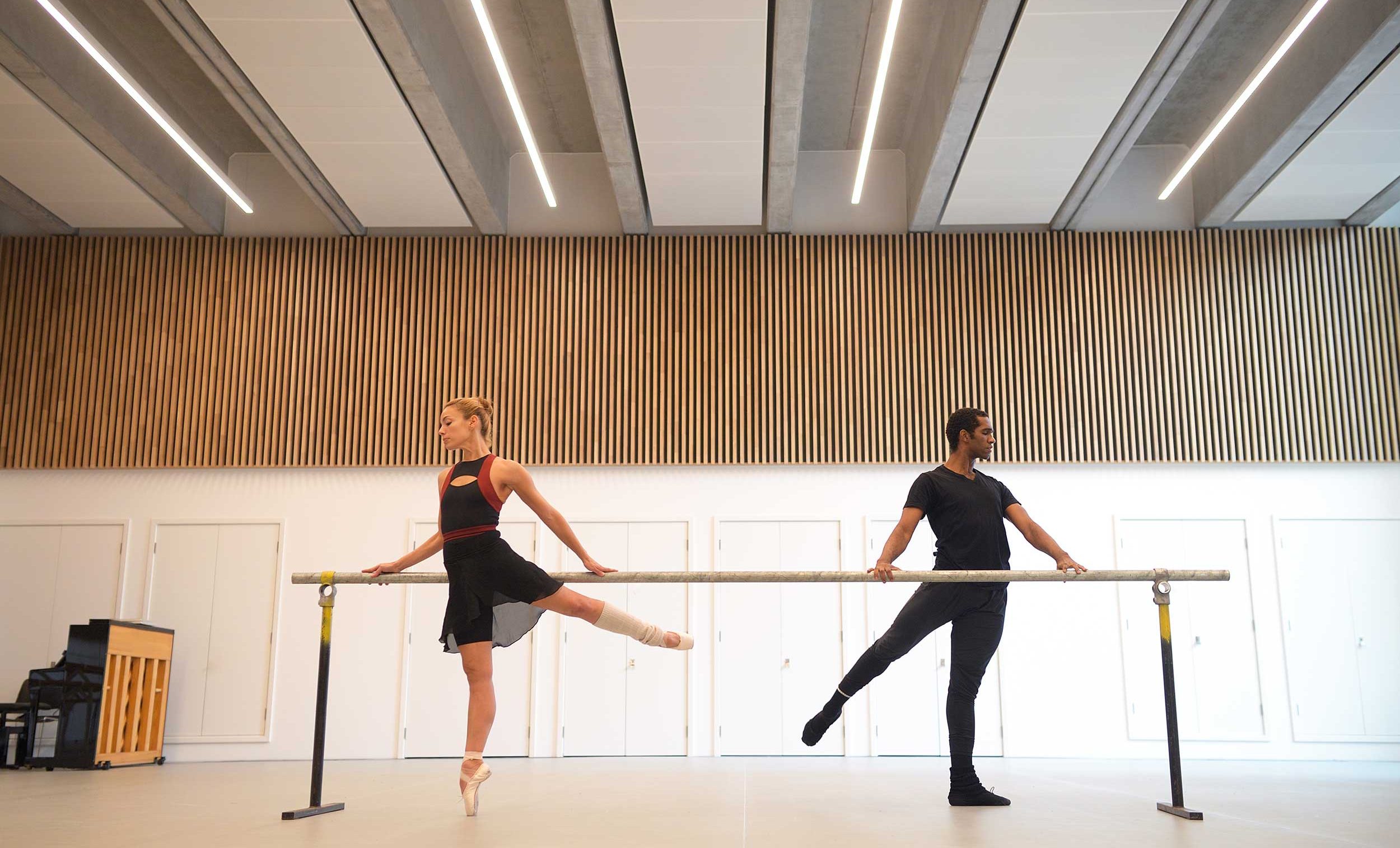 Fernanda-Oliviera-and-Junor-Souza-rehearse-Ben-Stevenson's-Three-Preludes-ahead-of-ENB's-70th-Anniversary-Galas-(C)-Laurent-L-(3)