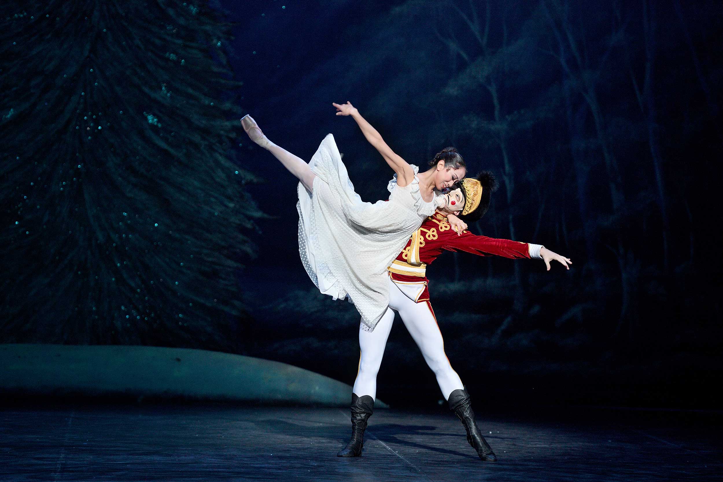 Erina Takahashi and Skyler Martin in English National Ballet's Nutcracker © Laurent Liotardo