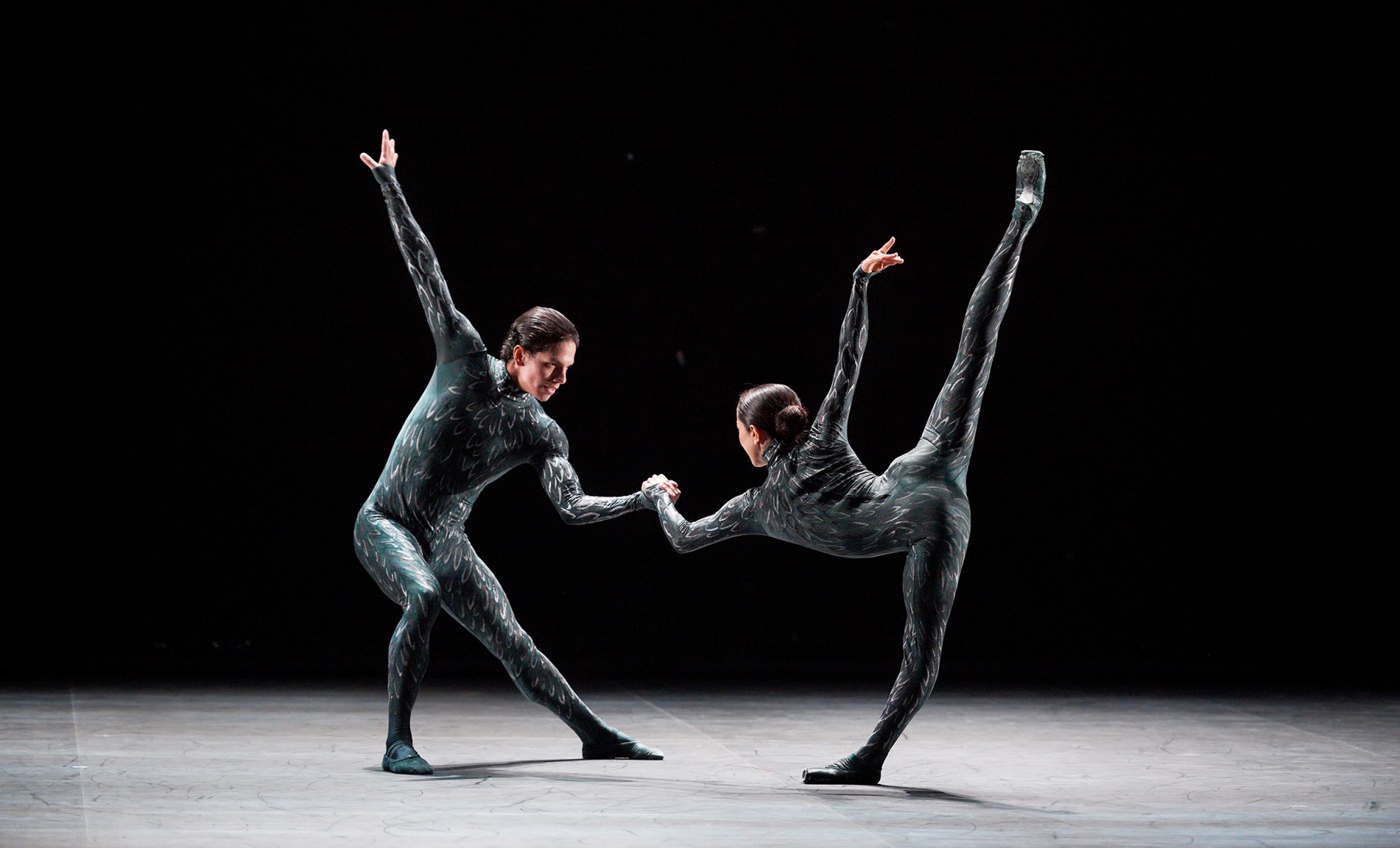 PRESS Erina-Takahashi-and-Isaac-Hernandez-in-Fantastic-Beings-by-Aszure-Barton-c-Laurent-Liotardo