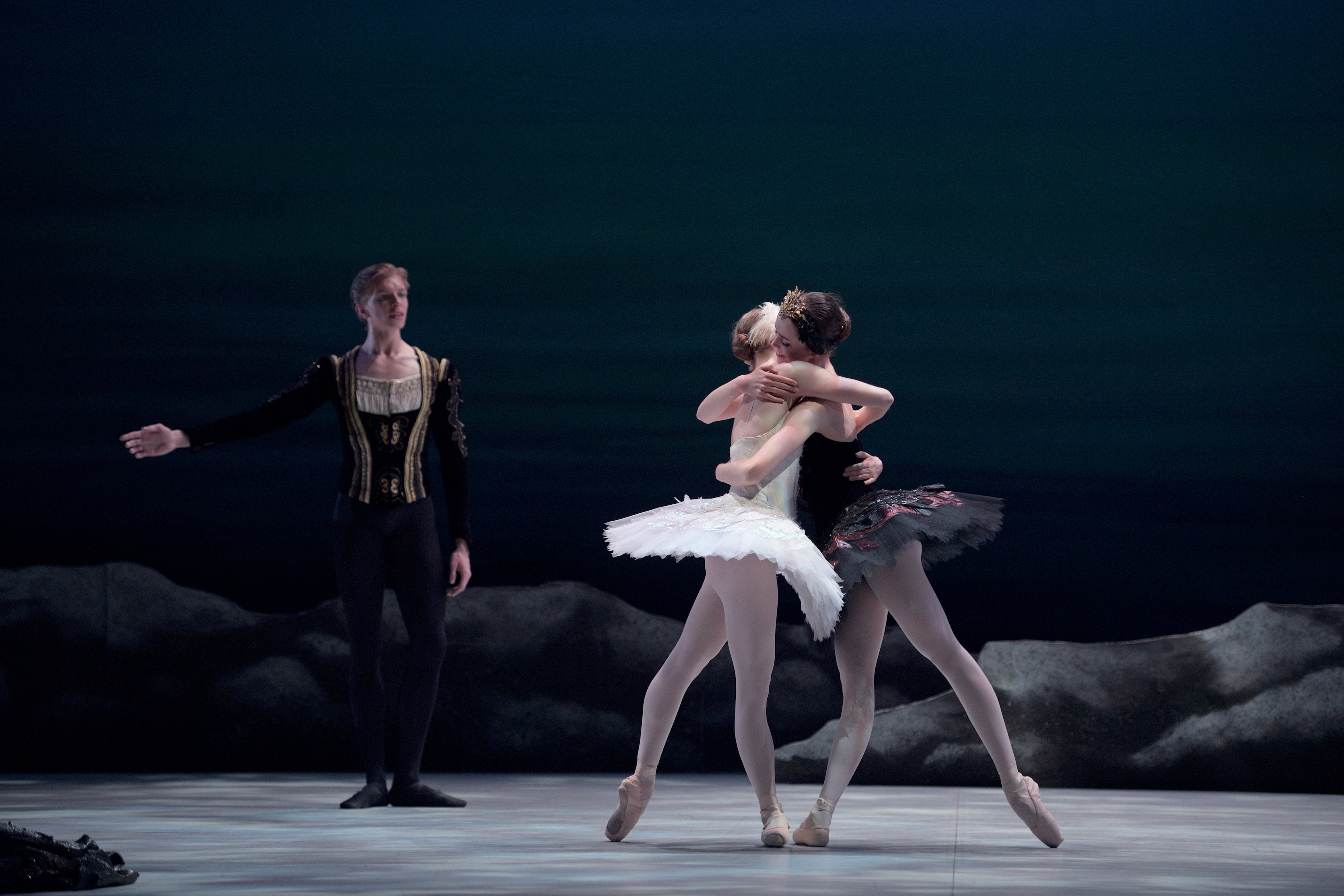PRESS Chloe Keneally as Odette and Beatriz Kuperus as Odile in My First Ballet: Swan Lake © Laurent Liotardo