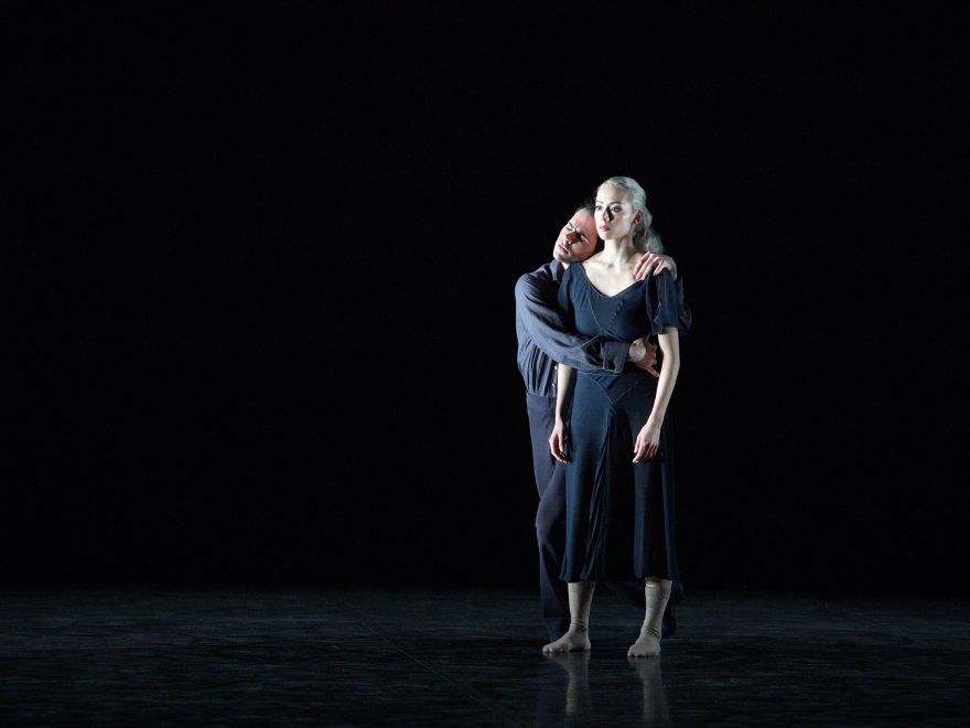 Emily Suzuki and Victor Prigent performing Hollow by Stina Quagebeur © Laurent Liotardo