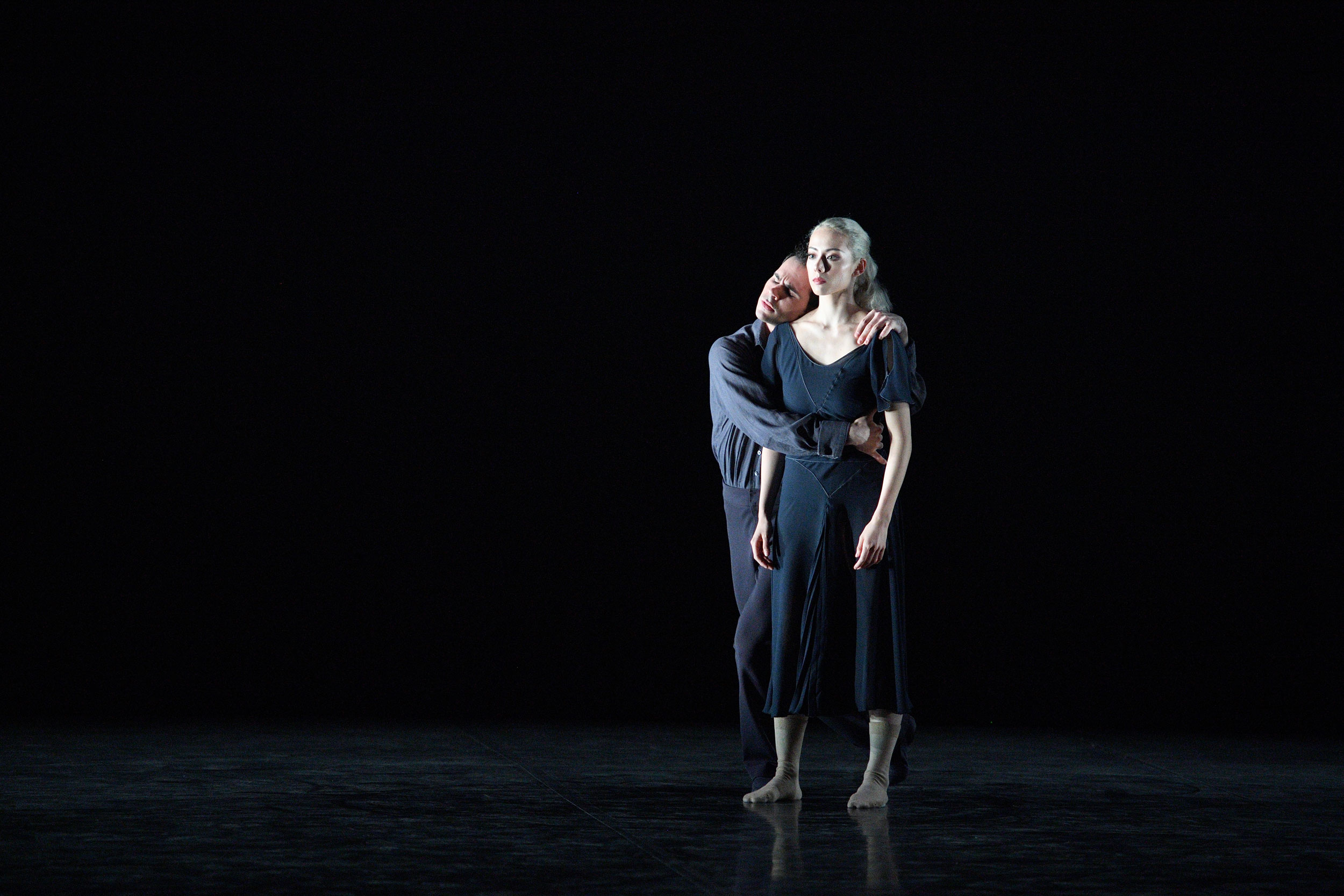 Emily Suzuki and Victor Prigent performing Hollow by Stina Quagebeur © Laurent Liotardo