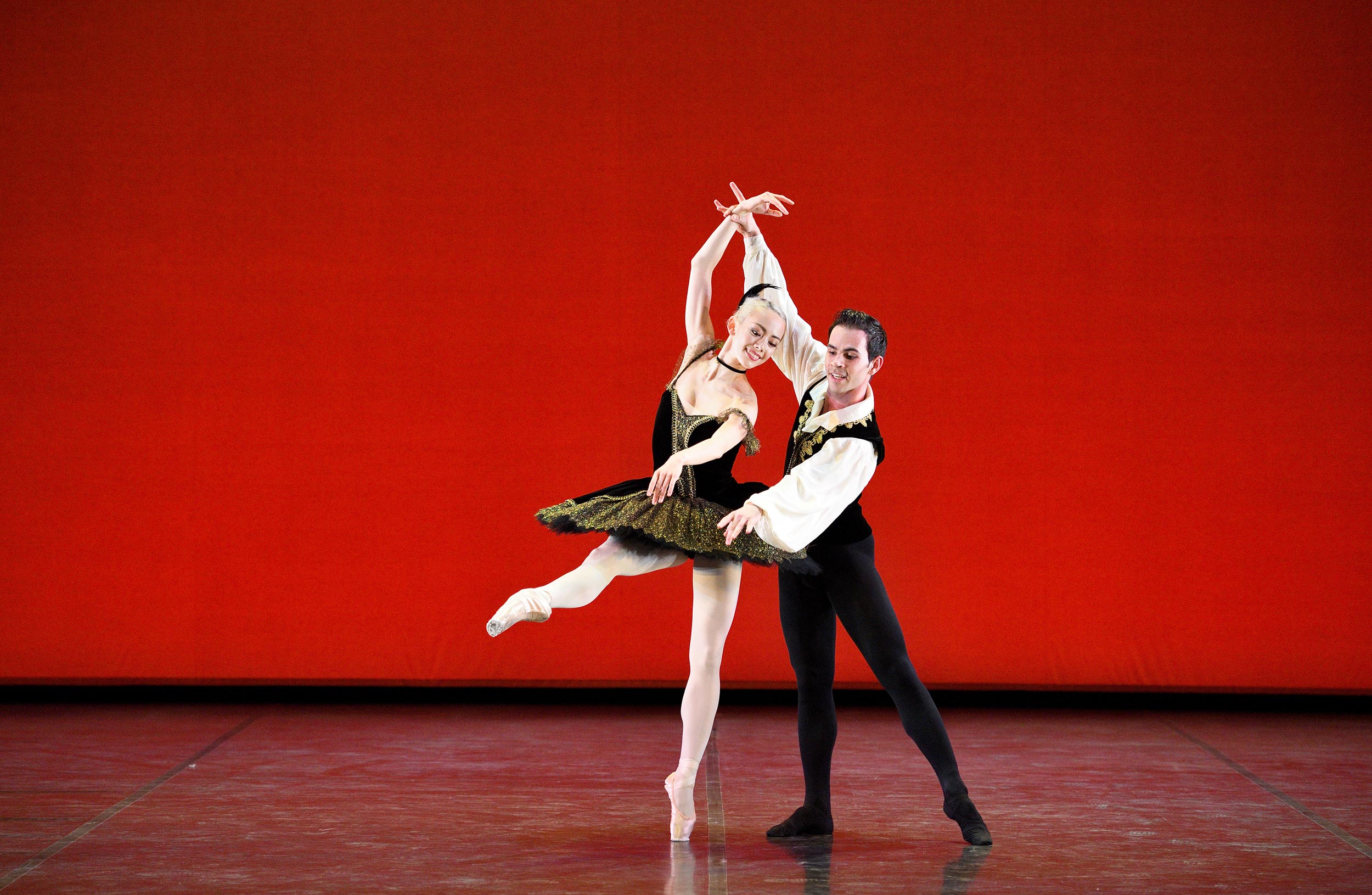 Emily Suzuki and Victor Prigent performing the Satanella pas de deux © Laurent Liotardo