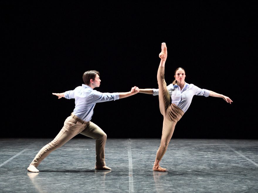 William Yamada and Ivana Bueno performing FULL-OUT by Mthuthuzeli November © Laurent Liotardo