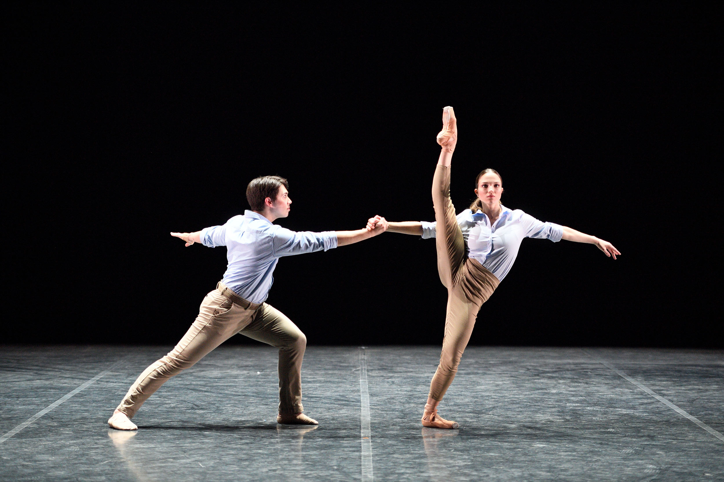 William Yamada and Ivana Bueno performing FULL-OUT by Mthuthuzeli November © Laurent Liotardo