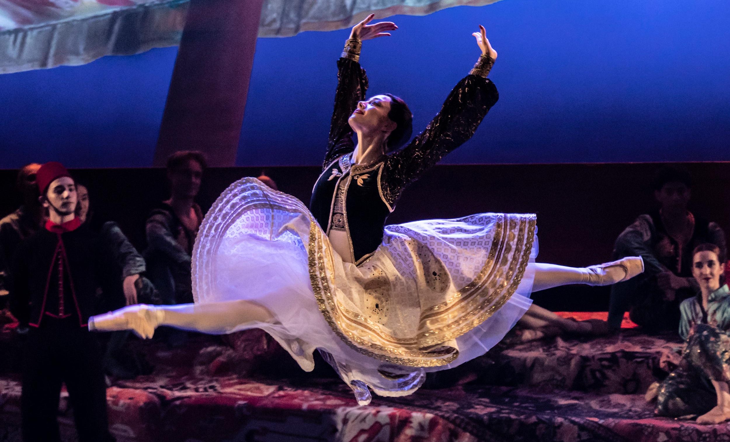 Emily Suzuki in Tamara Rojo's Raymonda © Johan Persson