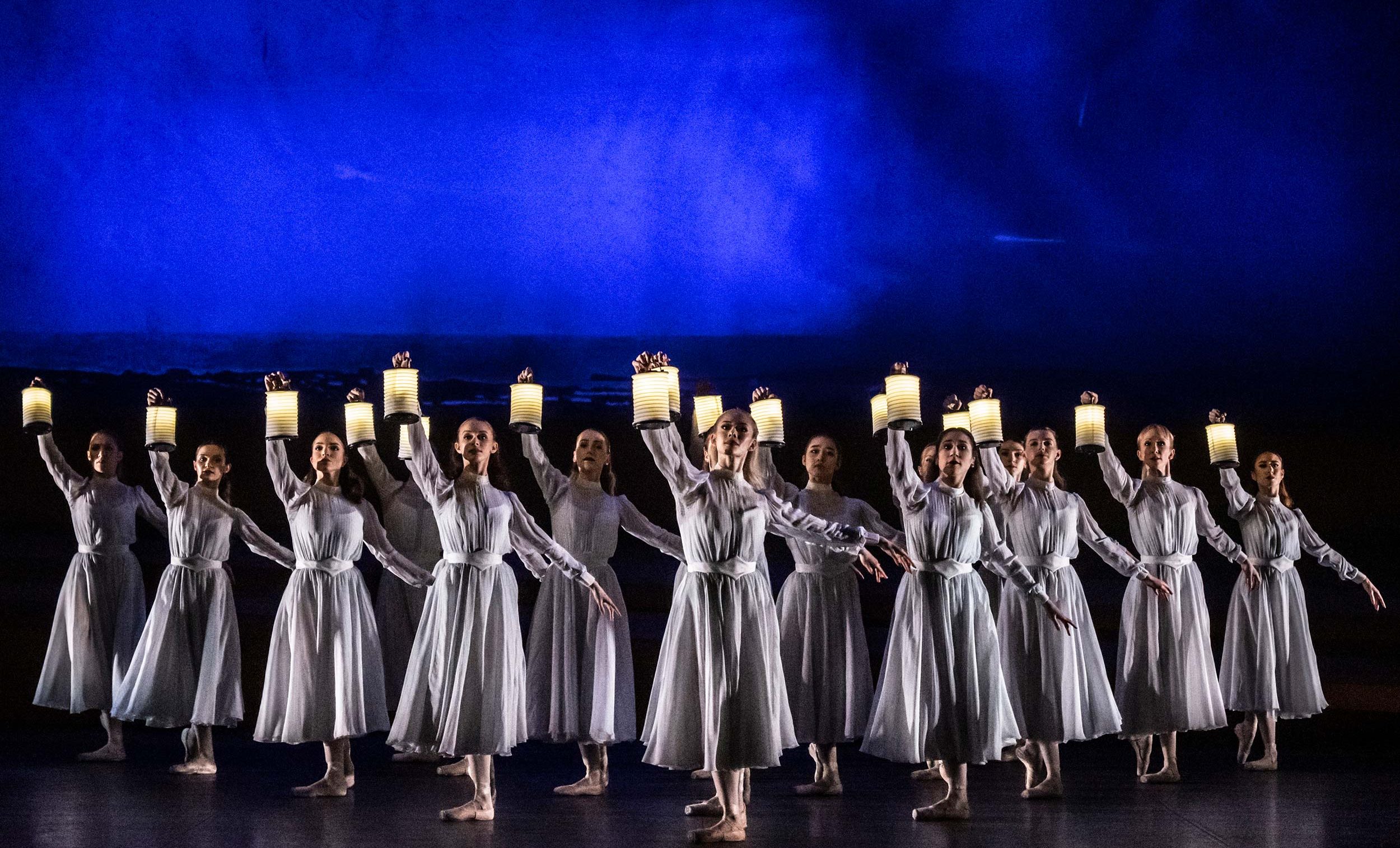 English National Ballet dancers in Tamara Rojo's Raymonda © Johan Persson
