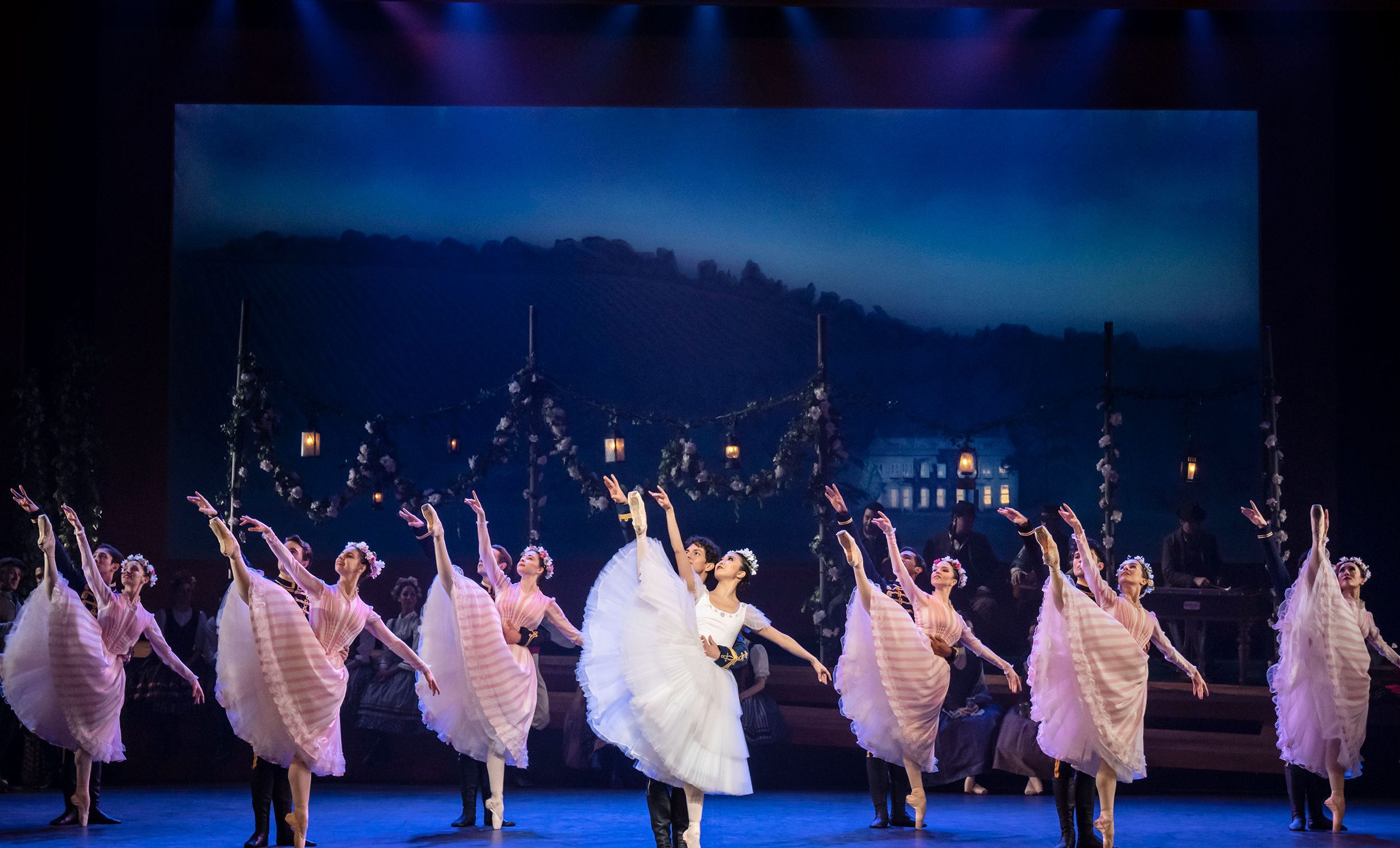 English National Ballet dancers in Tamara Rojo's Raymonda © Johan Persson