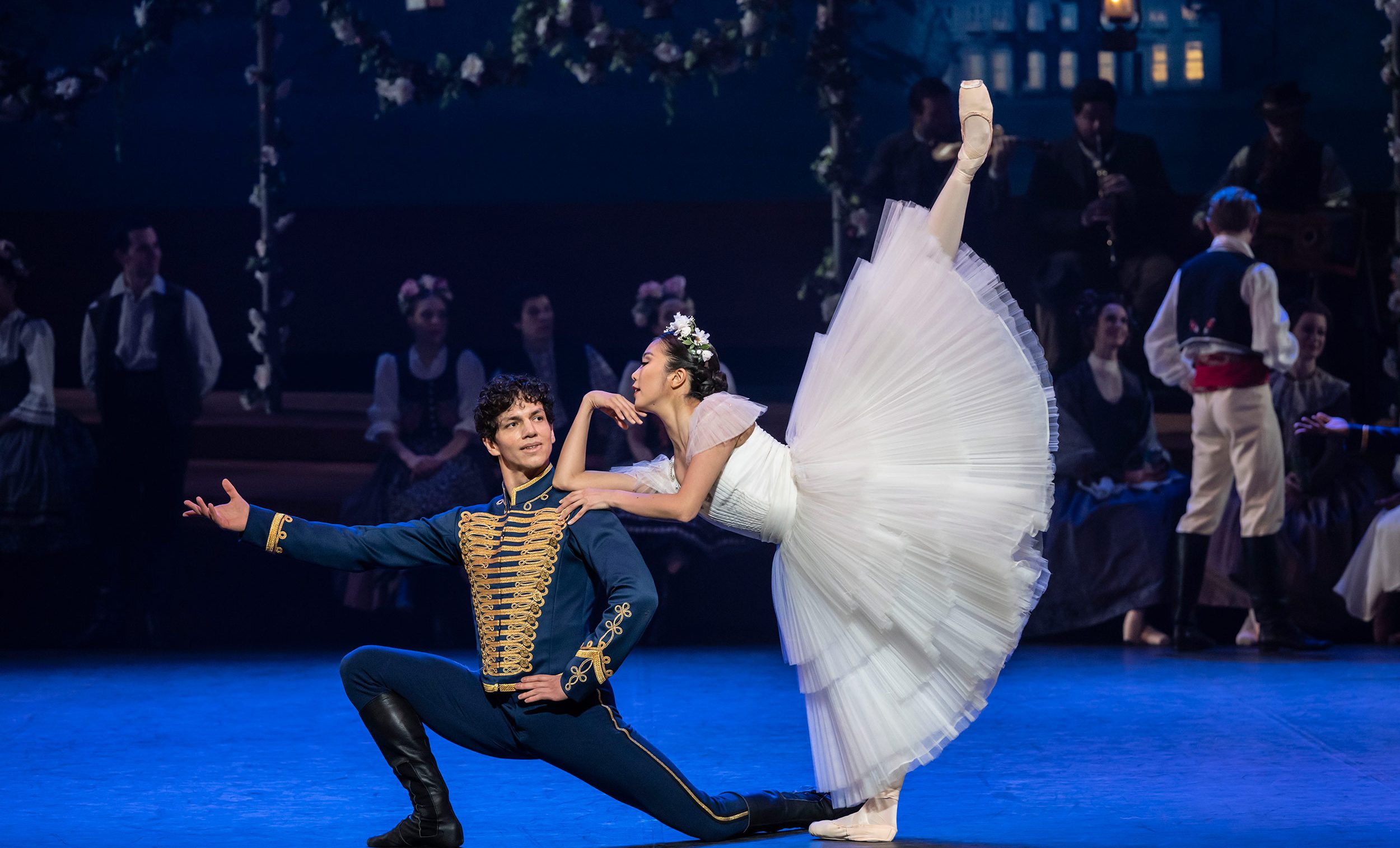 Isaac Hernández and Shiori Kase in Tamara Rojo's Raymonda © Johan Persson