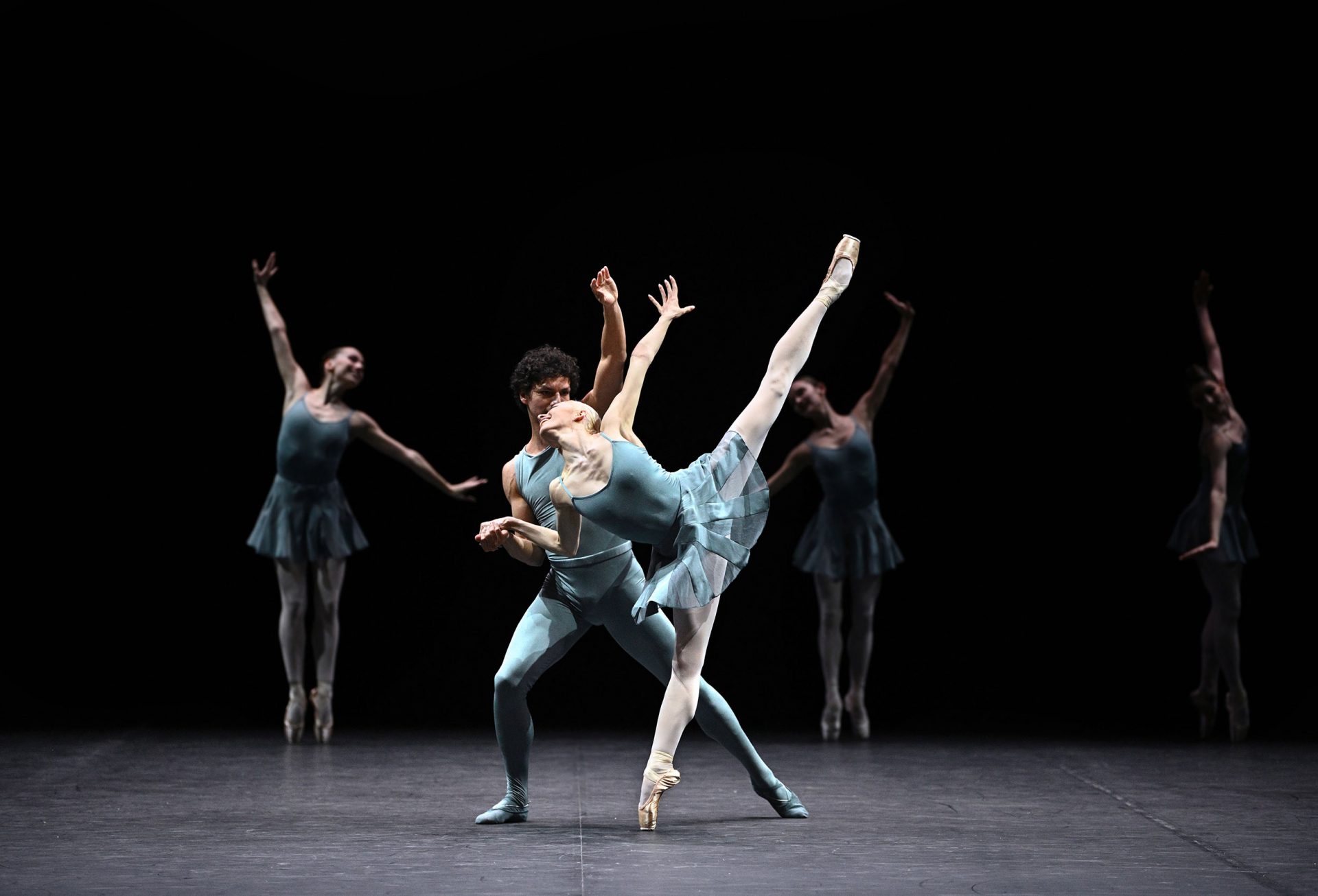 Emily-Suzuki-&-Isaac-Hernández-in-Blake-Works-I-for-The-Forsythe-Evening-(c)-Laurent-Liotardo_2500x1700