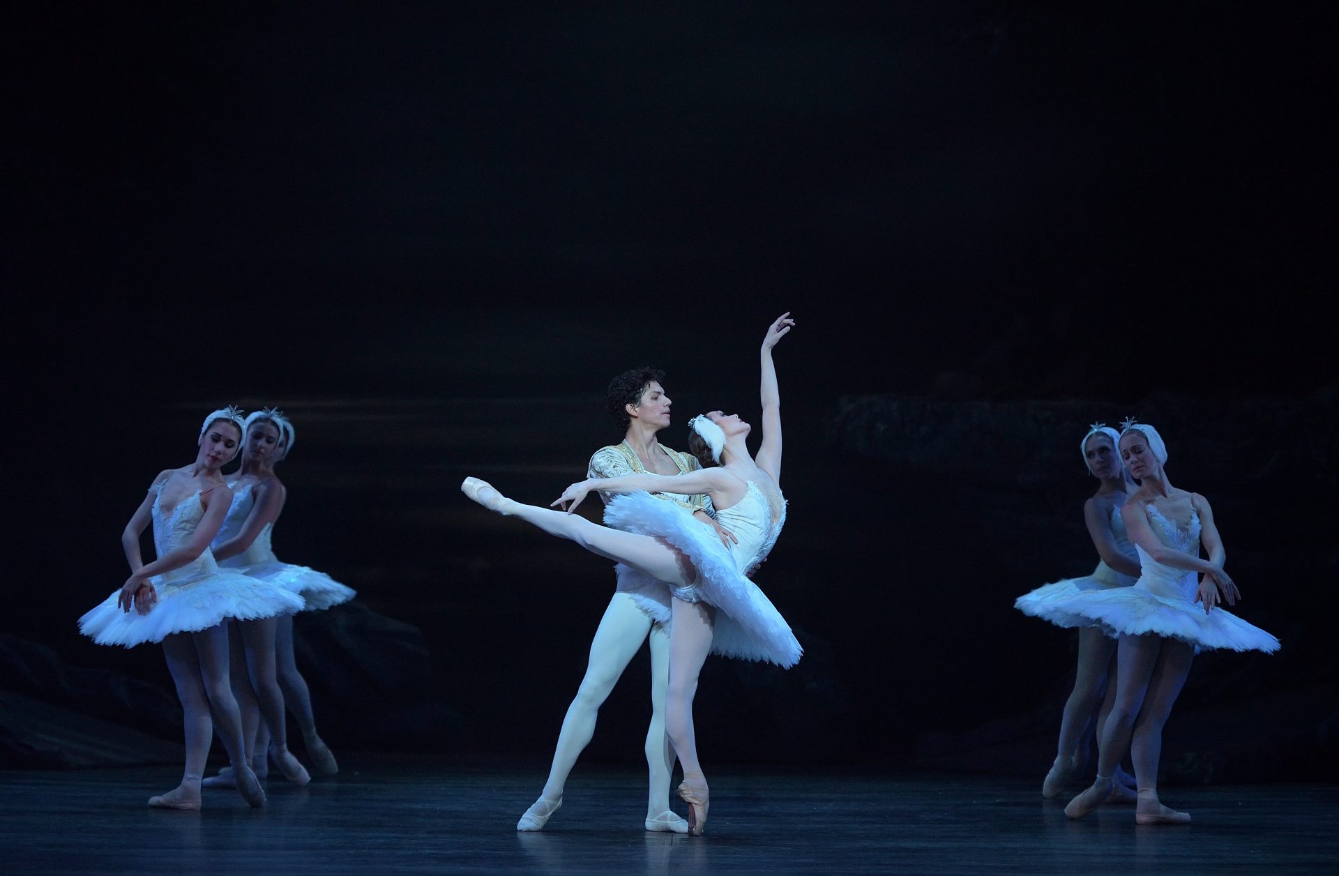 Jurgita Dronina as Odette, Isaac Hernández as Prince Siegfried and English National Ballet dancers in Swan Lake © Laurent Liotardo