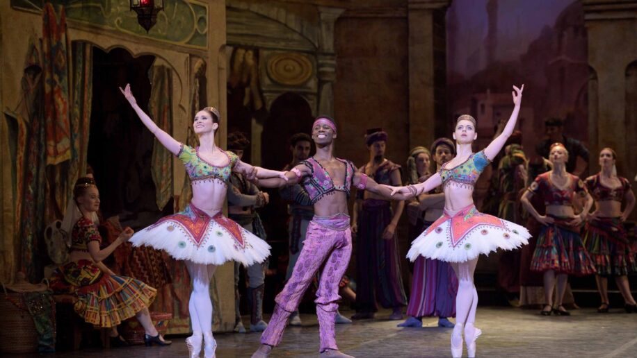 English National Ballet dancers in Le Corsaire
