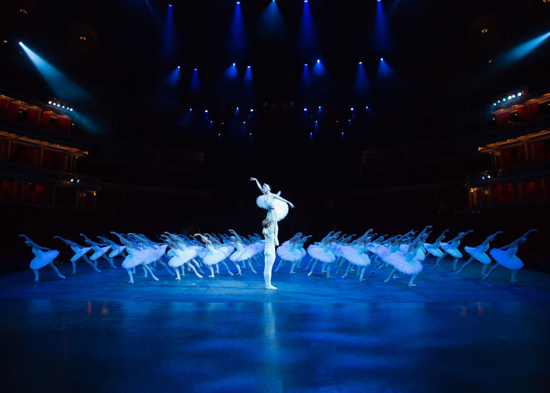 Tamara Rojo and Matthew Golding in Swan Lake in-the-round © photography by ASH